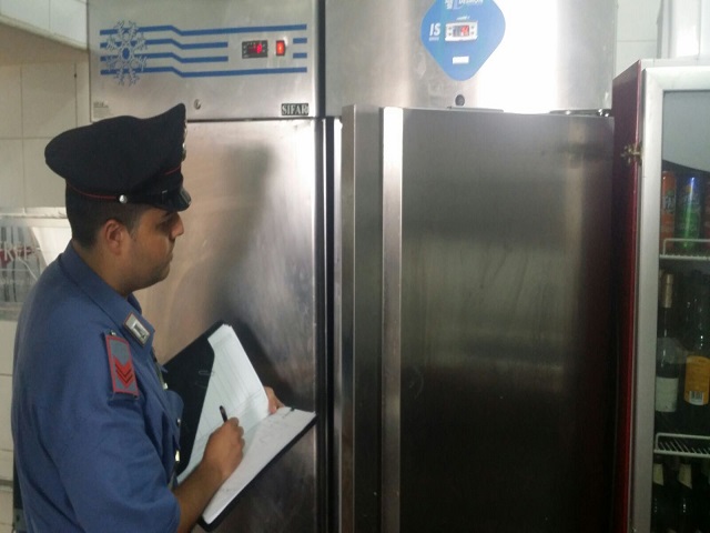 Siracusa, prodotti ittici avariati in frigo: sospesa licenza