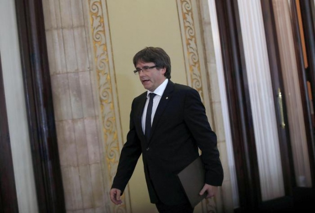 Catalogna, Puigdemont firma l'indipendenza ma la sospende