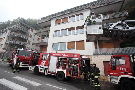 Como, padre incendia casa: tre figlie muoiono