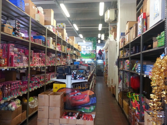 Noto, rubano giocattoli per 15mila euro ma li abbandonano per evitare l'arresto