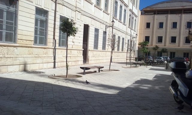 Siracusa, invasione di deiezioni canine vicino alla scuola di Ortigia