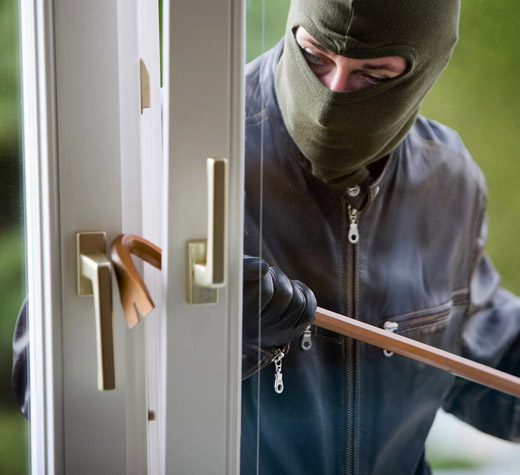 Siracusa, entrano in casa e strappano collana al proprietario