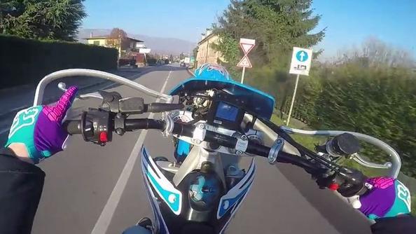 Siracusa, mini gara abusiva di moto alla Panoramica: anche minori