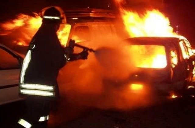 Noto, auto distrutta dalle fiamme nella notte nel centro storico
