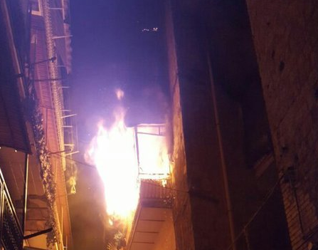 Napoli, incendio in casa: si lancia dal balcone e muore