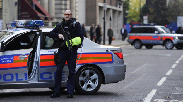 Londra, auto contro pedoni davanti museo: feriti