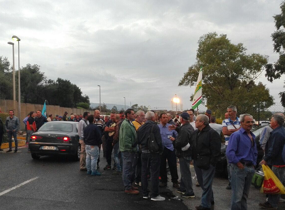 Priolo, la protesta dei lavoratori della Pellegrini. rimasti fuori dal cambio appalto