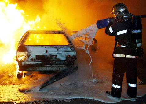 Siracusa, parte a fuoco autovettura in Via Enna