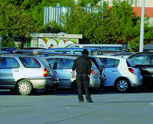 Siracusa, denunciato parcheggiatore abusivo: usava ticket falsi