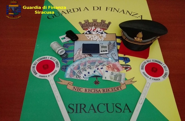 Siracusa, arrestato presunto pusher in possesso di 47 dosi di cocaina