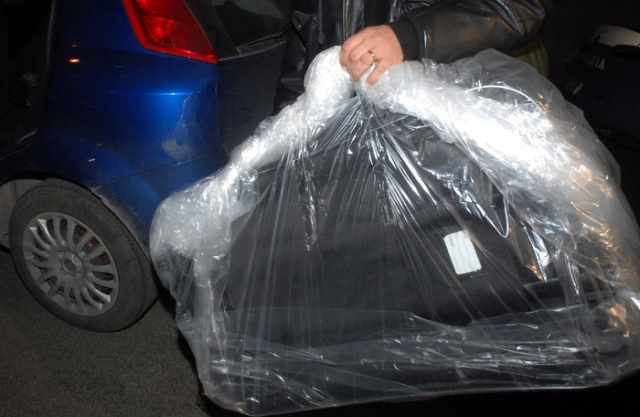 Trovato cadavere rannicchiato in valigia nel Vercellese