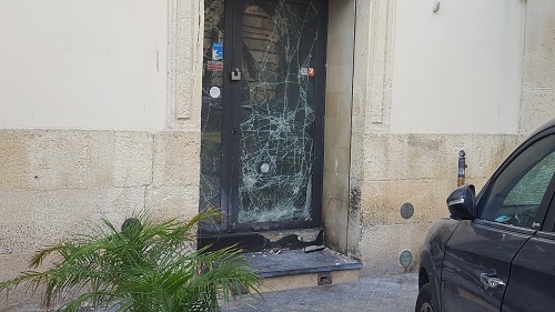 Siracusa, bomba carta in via dei Mille davanti panineria