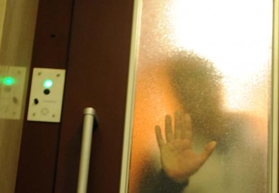 Siracusa, dopo lite i condomini la bloccano in ascensore