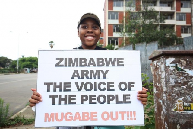Zimbabwe, manifestanti contro Mugabe e slogan per l'esercito