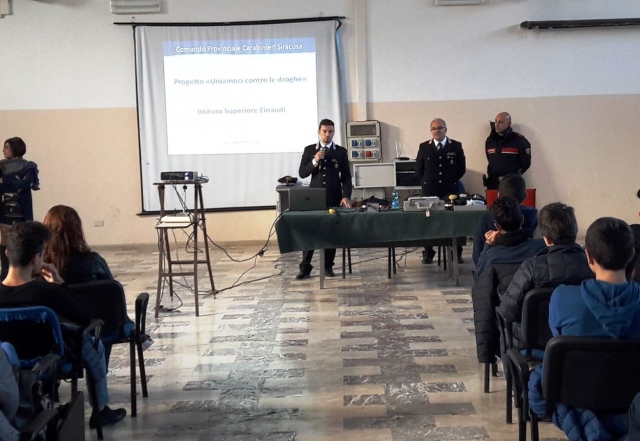 Siracusa, i Carabinieri all'Istituto Einaudi per combattere la droga