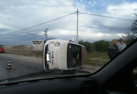 Siracusa, auto si ribalta a Targia: traffico in tilt
