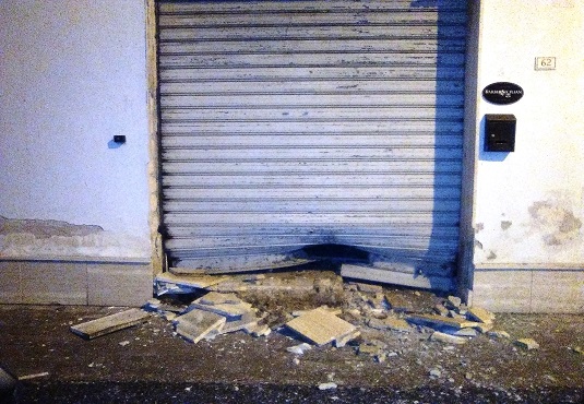 Siracusa, esplosione in Via Torino: vittima un barbiere. Torna l'ombra del racket