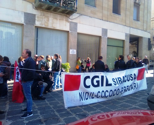 Siracusa, lavoratori Lsu in protesta davanti la Prefettura