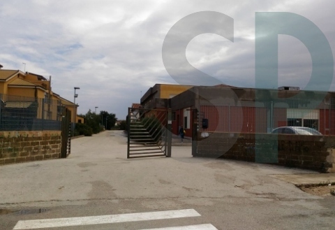 Siracusa, consiglieri comunali protestano davanti scuola Archia