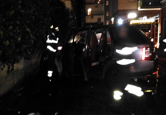 Siracusa, in fiamme l'auto del sindaco Garozzo: era parcheggiata sotto la sua abitazione