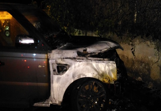 Siracusa, a fuoco l'auto della moglie del sindaco Garozzo: era parcheggiata sotto la sua abitazione