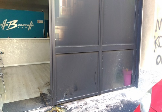 Siracusa, appiccato incendio davanti palestra di via Luigi Spagna: lievi danni