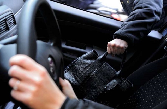 Siracusa, porta via borsa da auto al semaforo: arrestato