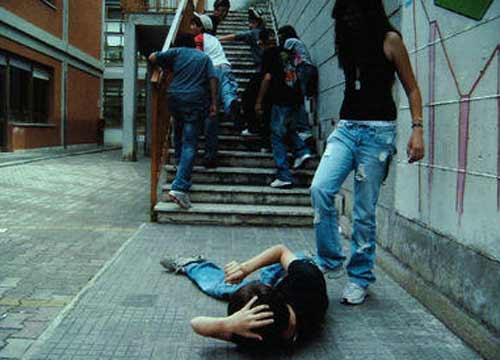 Noto, 15enni picchiano compagna di classe: denunciate