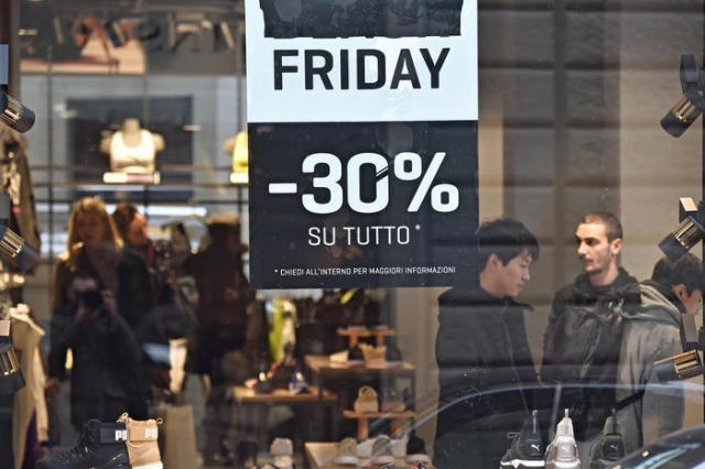 Fine settimana di Black Friday, presidio dipendenti Amazon