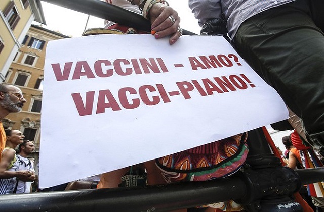 Vaccini, il commissario Ue accusa movimenti no-vax