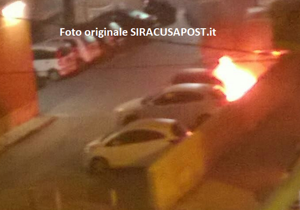 Siracusa, auto in fiamme in via Andrea Palma