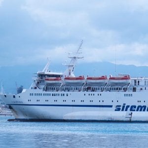 Mare agitato e vento forte, stop a collegamenti con isole minori