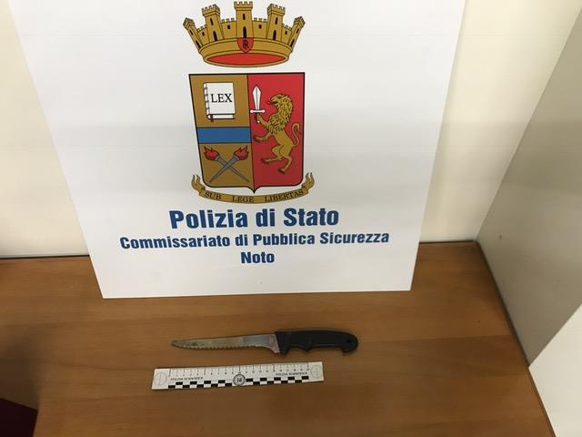 Avola, abbandona mezzo con dentro un coltello: segnalato minore
