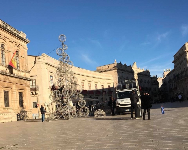 Siracusa, in fase di montaggio il nuovo albero di Natale
