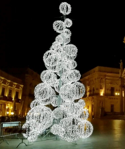 Siracusa, il nuovo Albero di Natale in Piazza Duomo