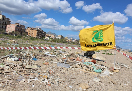 Siracusa, nel 2016 la spiaggia dell’Arenella in 100 metri ha ospitato 758 rifiuti (65% in plastica)