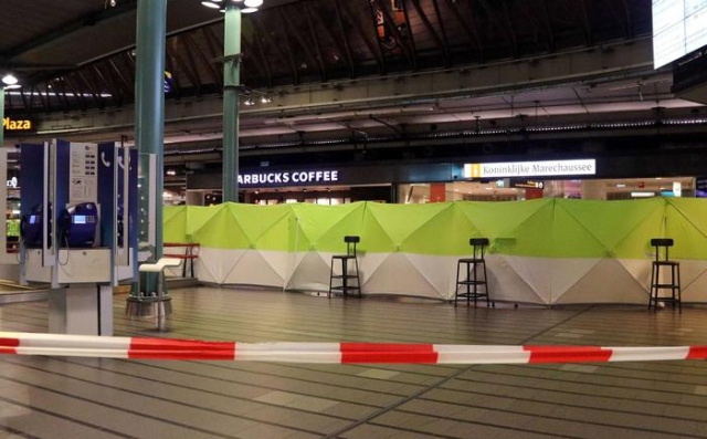 Polizia spara a uomo con coltello in scalo Amsterdam