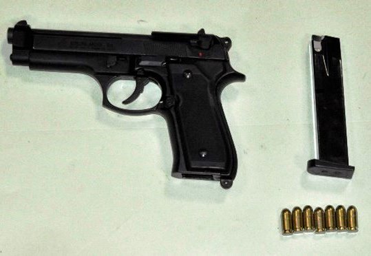 Augusta, pistola, coltello e fucile in casa: arrestato 57enne