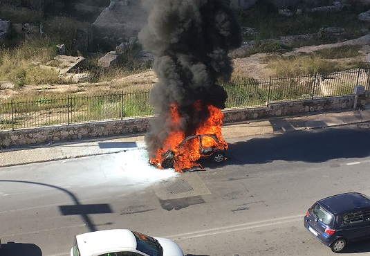 Siracusa, auto in fiamme in viale Teracati. FOTO E VIDEO