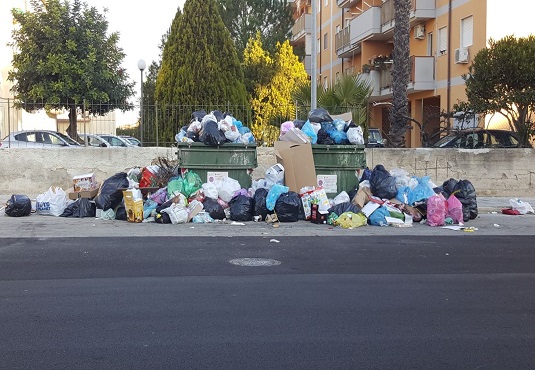 Siracusa, Natale è passato: cassonetti stracolmi e strade invase dai rifiuti