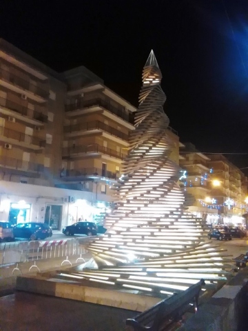 Siracusa, il vecchio albero di Natale si trasferisce in via Tisia