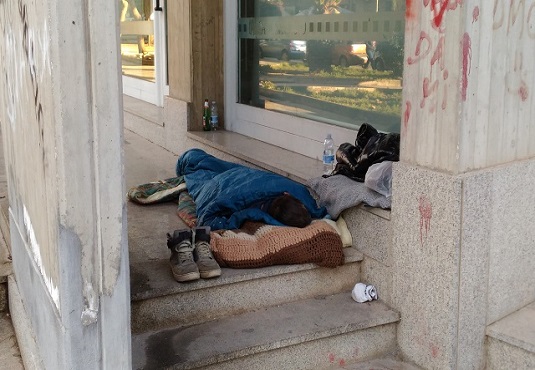 Siracusa, clochard dorme al gelo in pieno centro cittadino