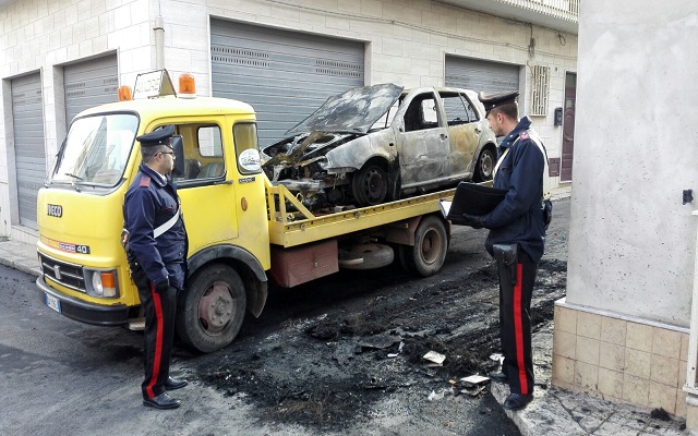 Pachino, viola i domiciliari e dà fuoco a due auto: arrestato