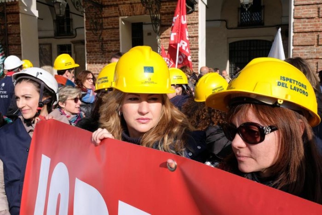 Manovra, salta l'aumento indennità licenziamento