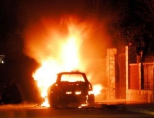 Siracusa, auto in fiamme nella notte in via Montorsoli