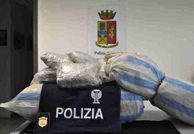 Catania, 45 kg di marijuana in auto: tre arresti