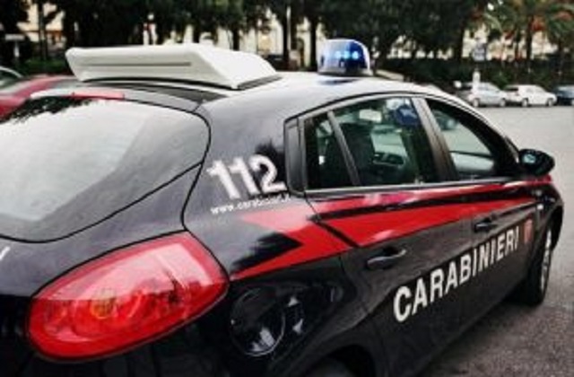Colpi d'arma da fuoco in strada a Bitonto, muore un'anziana