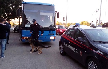 Noto, molestie e lancio di sassi alla fermata del bus: denunciati bulli