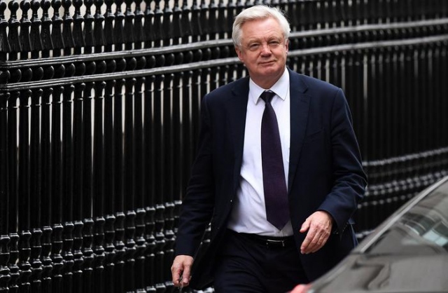 Brexit, Davis avverte: 'Accordo non vincolante'