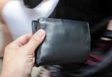 Avola, rubava portafogli da auto parcheggiata: arrestato